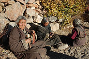 Halji - Frauen beim Rezitieren mit Gebetsmühle und Mala